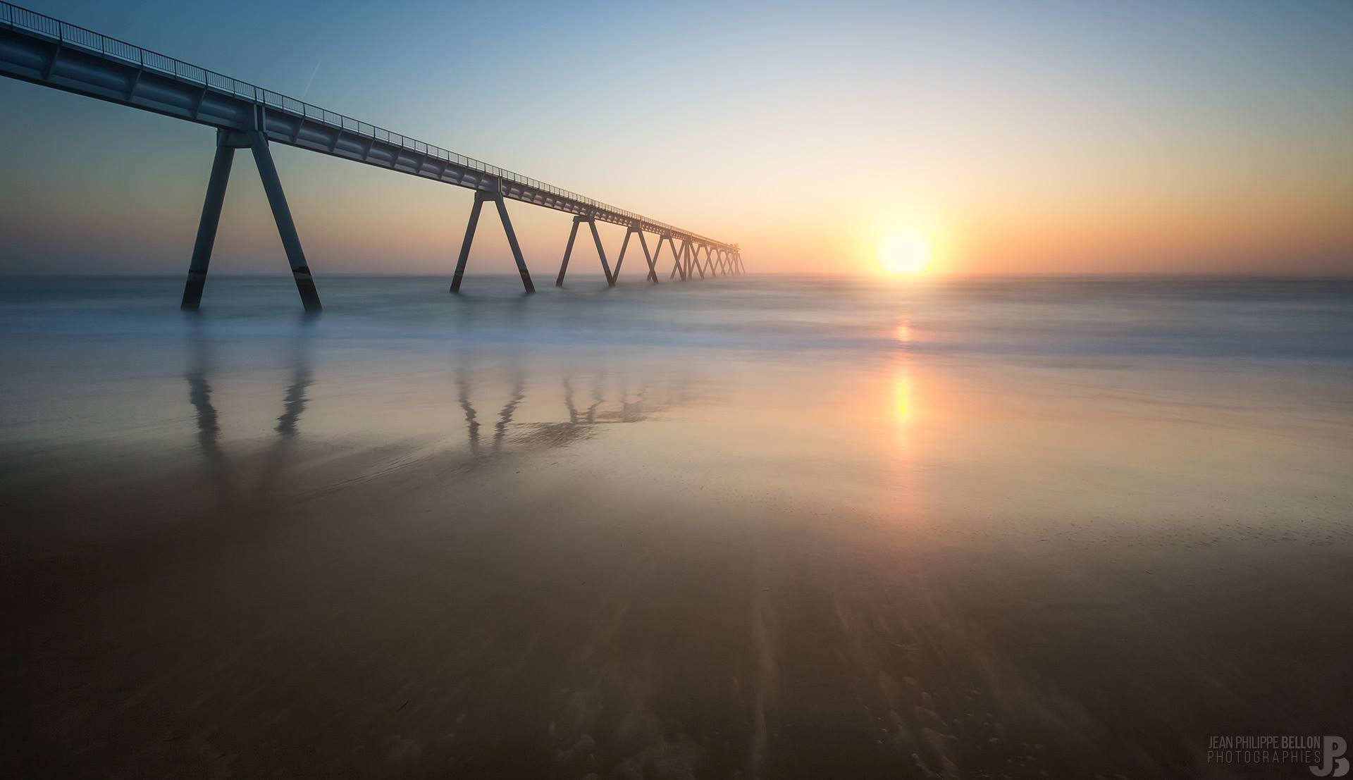 Coucher de soleil sur le Wharf de la Salie sans nuage par Jean-Philippe Bellon