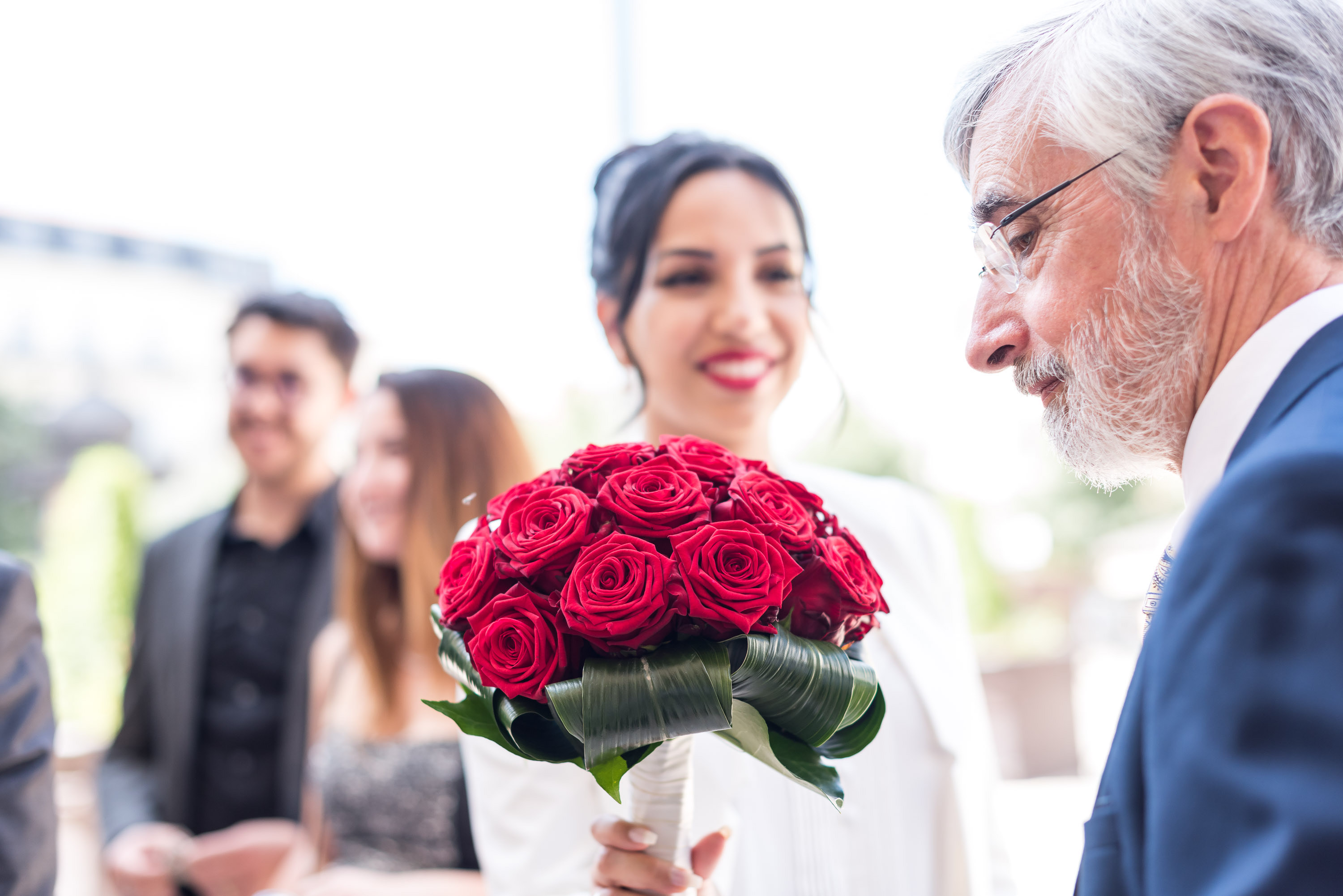 Photo mariage Marine et son papa devant le bouquet à Bordeaux (Pessac, Mériganc, le Bouscat)