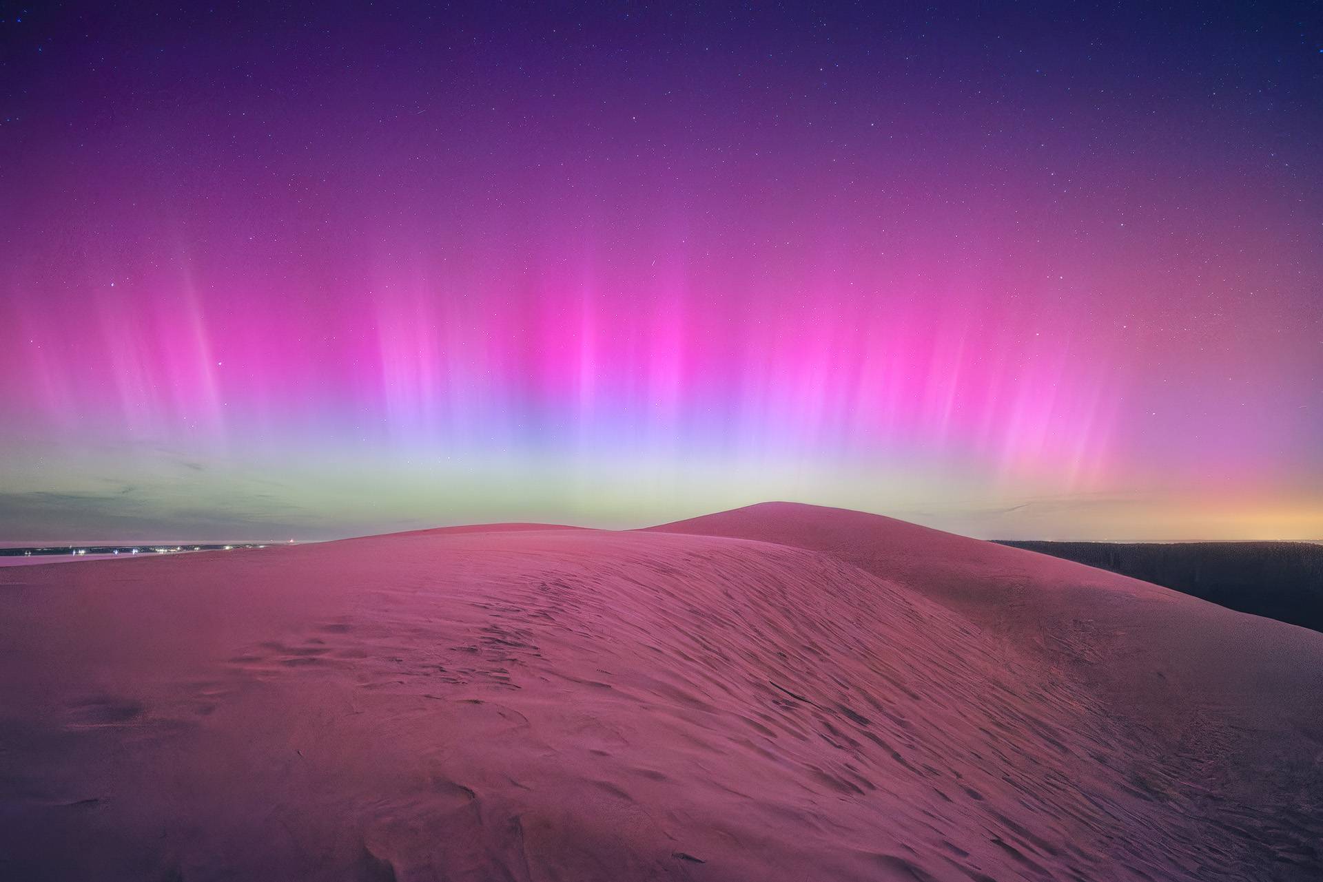 Photo d'une aurore boréale au dessus de la Dune du Pilat en mai 2024