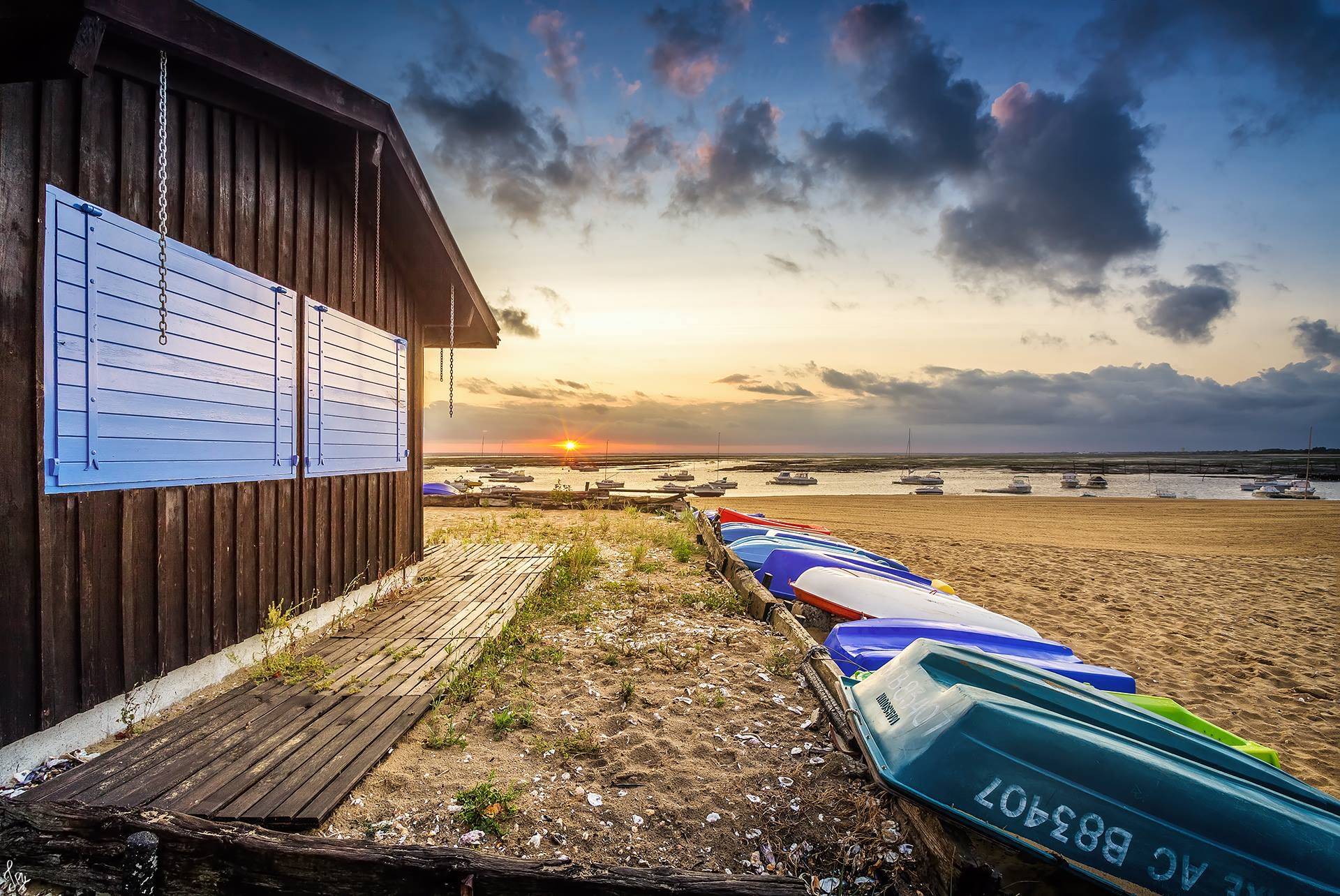 Lever de soleil sur la cabane bleue de l'Aiguillon et ses annexes