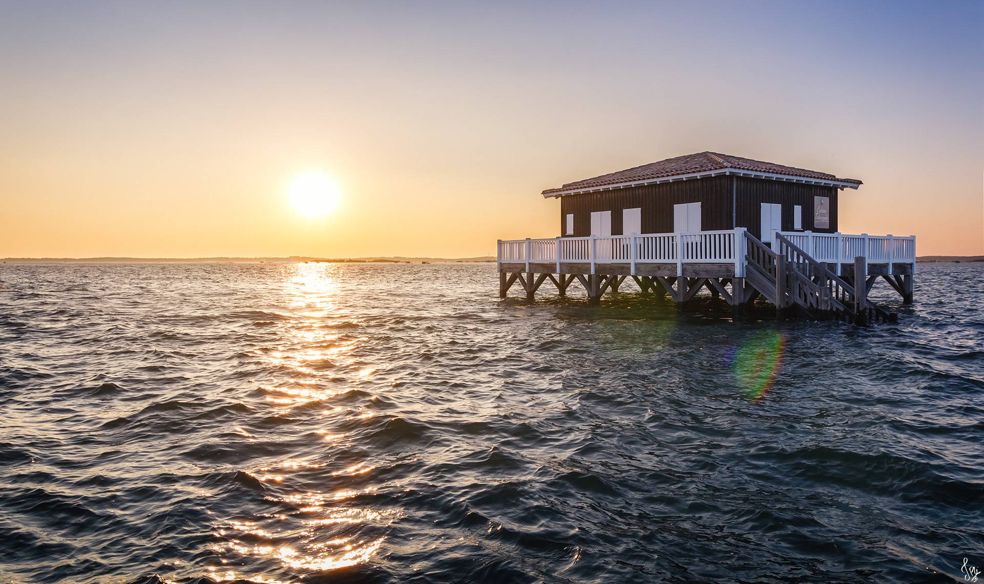 Cabane tchanquée de l'île aux oiseaux au couchant