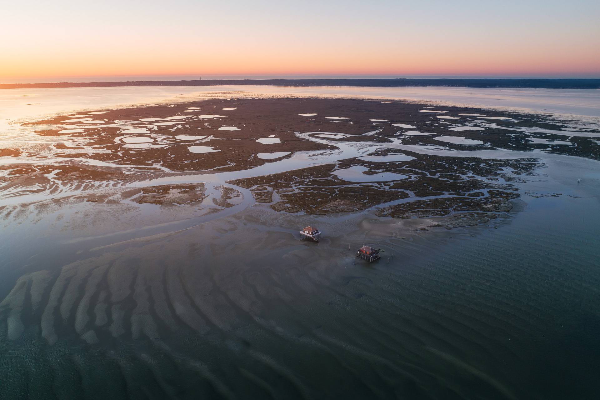 Photo aérienne de l'ile aux oiseaux et des cabanes tchanquées