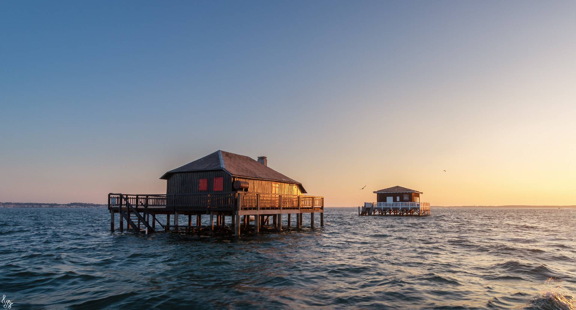 Les cabanes tchanquées du Bassin d'Arcachon au soleil couchant