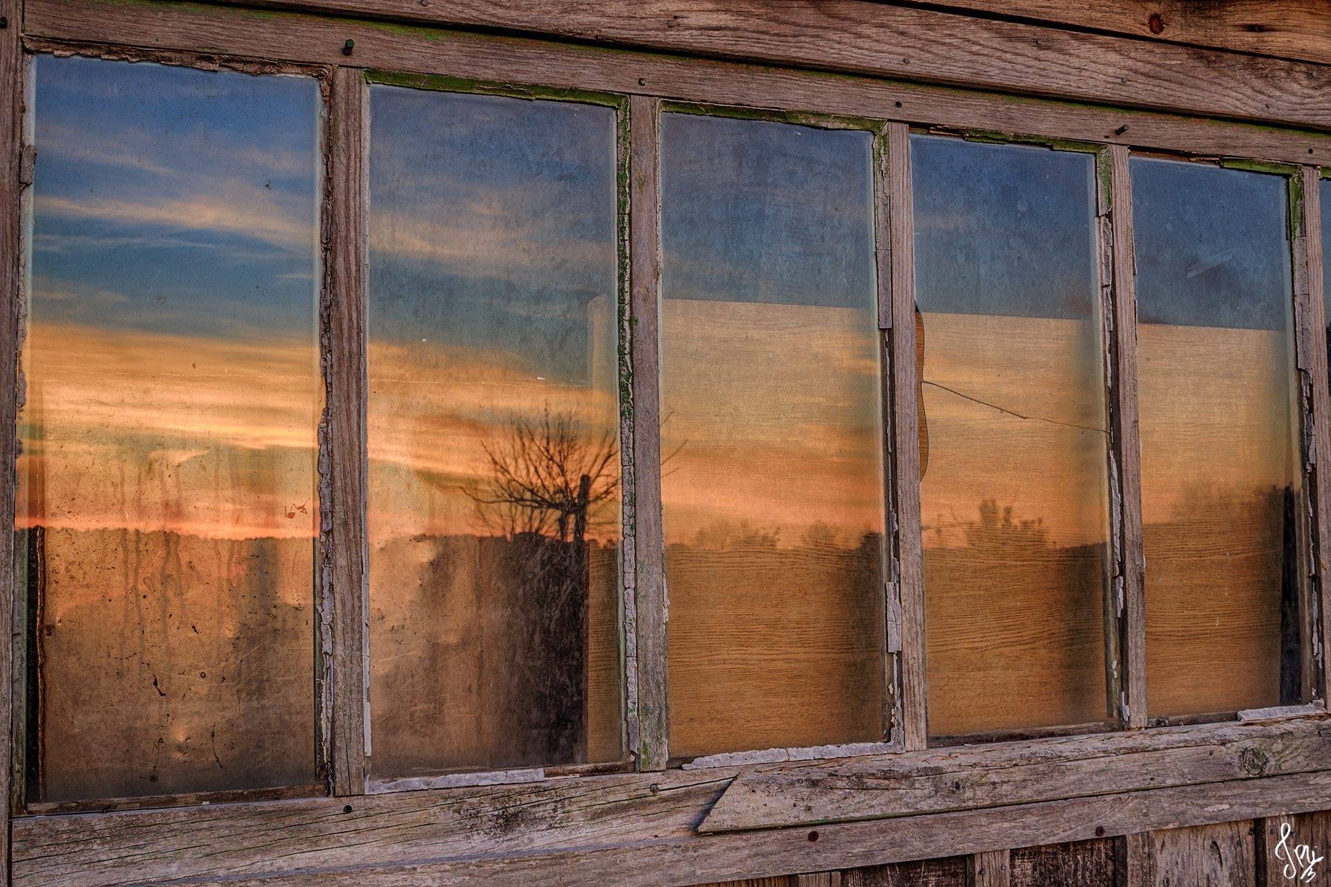 Reflets sur la fenêtre d'une cabane ostréicole du Port de la Teste