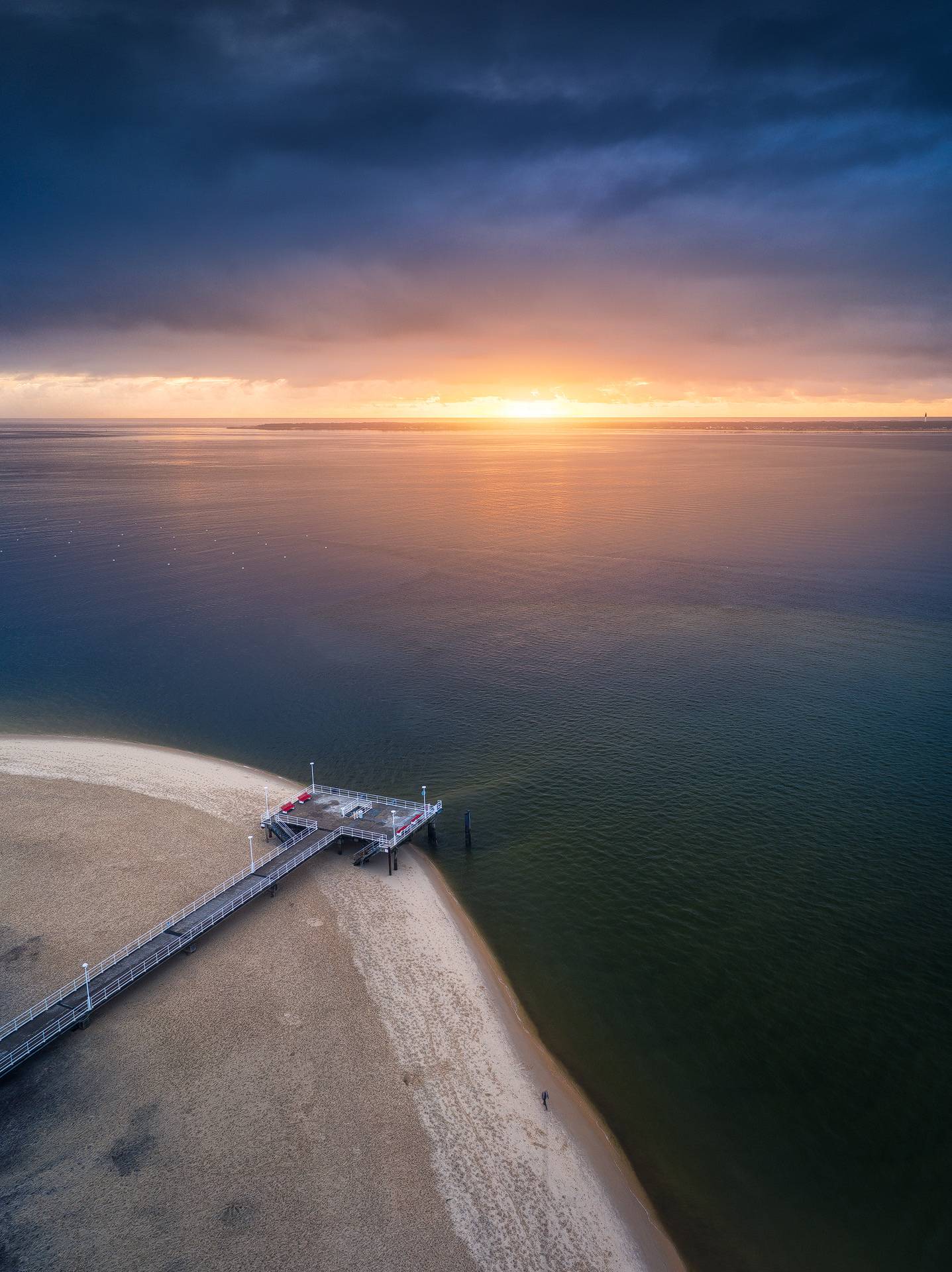 Photo aérienne du coucher du soleil au dessus de la jetée du Moulleau
