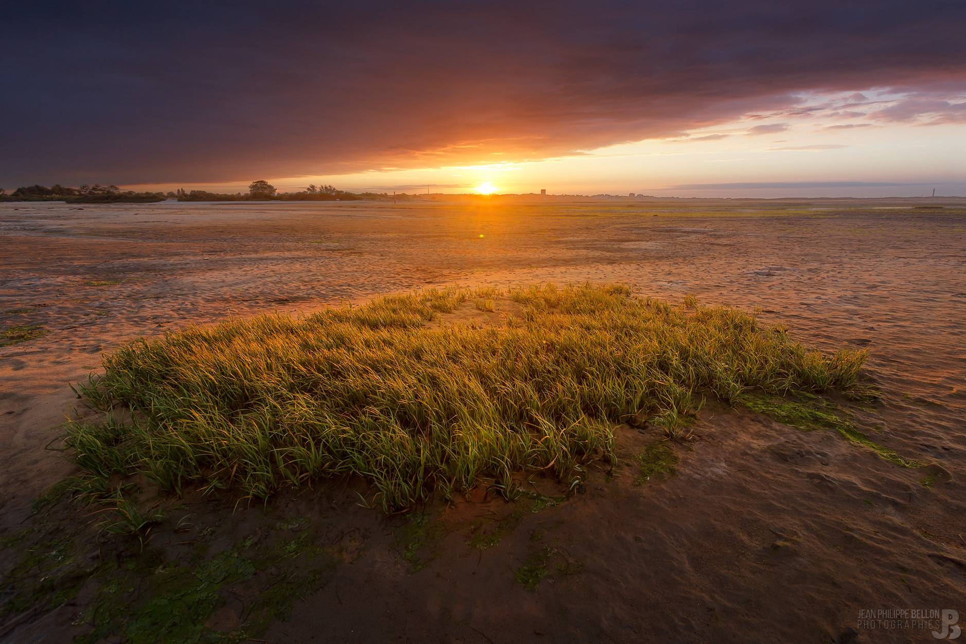 Coucher de soleil avec soleil au milieu de la photo