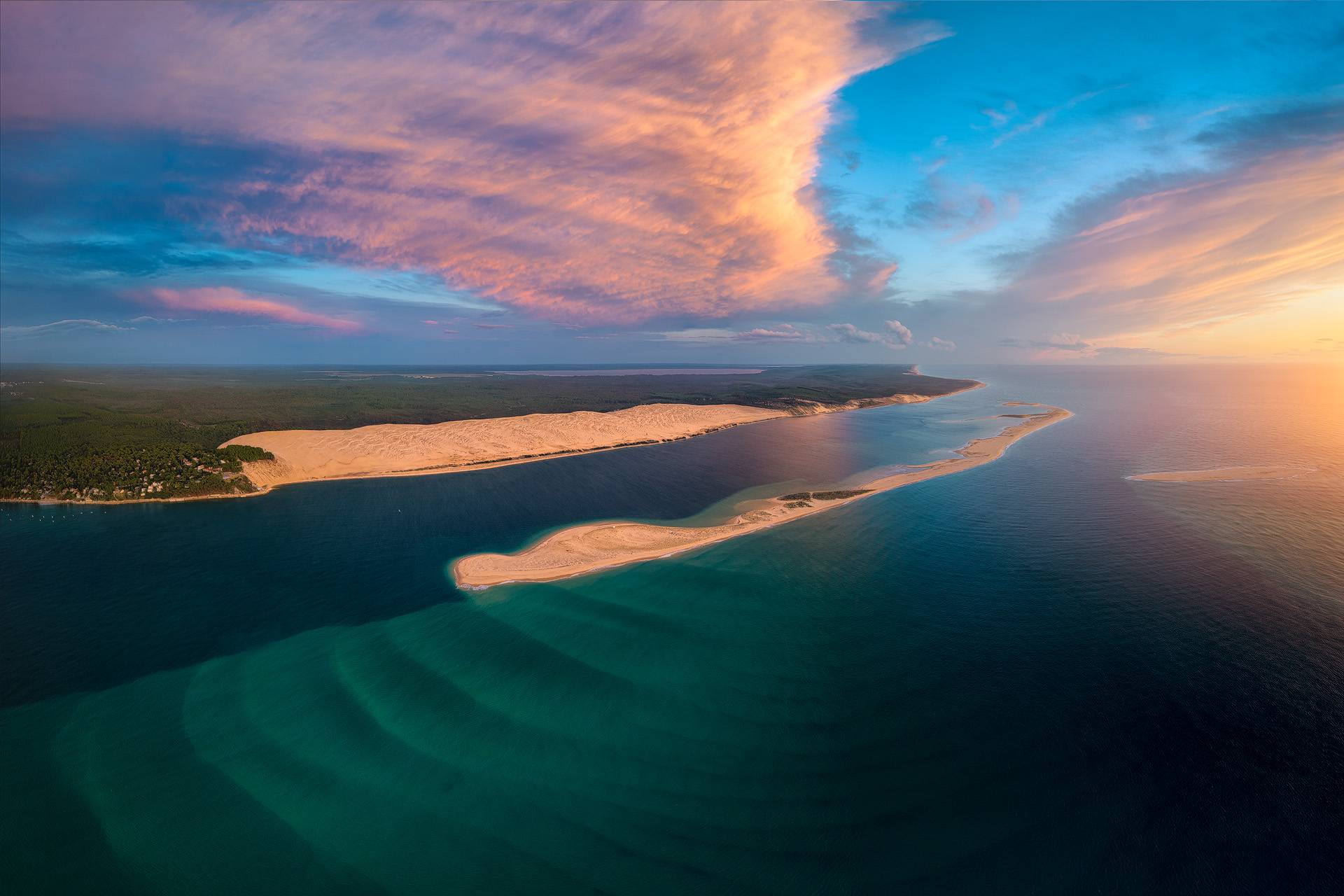 Photo aérienne d'un coucher de soleil au dessus du Banc d'Arguin et de la Dune du Pilat