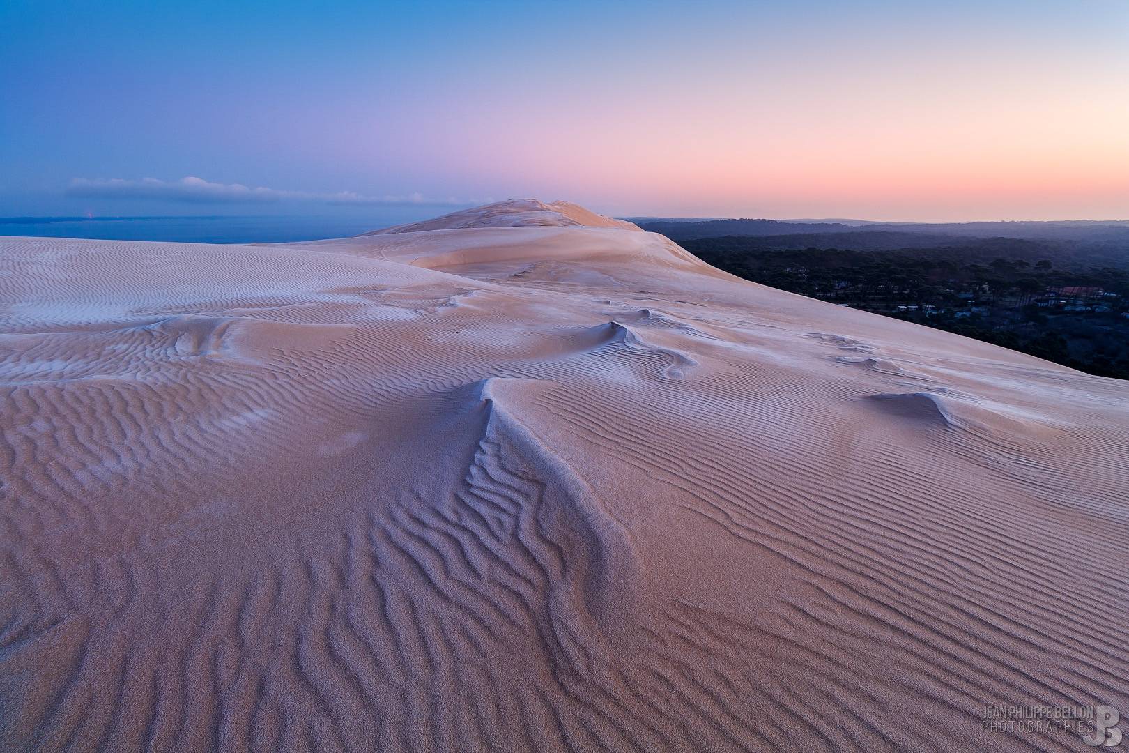 Lever de soleil sur la Dune du Pilat couverte de gel