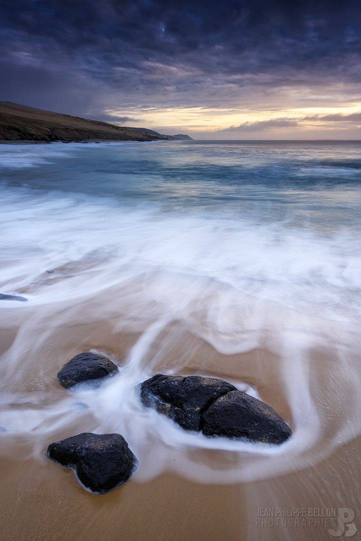 Filet d'eau sur les plaques d'alios du Pyla au pied de la Dune du Pilat