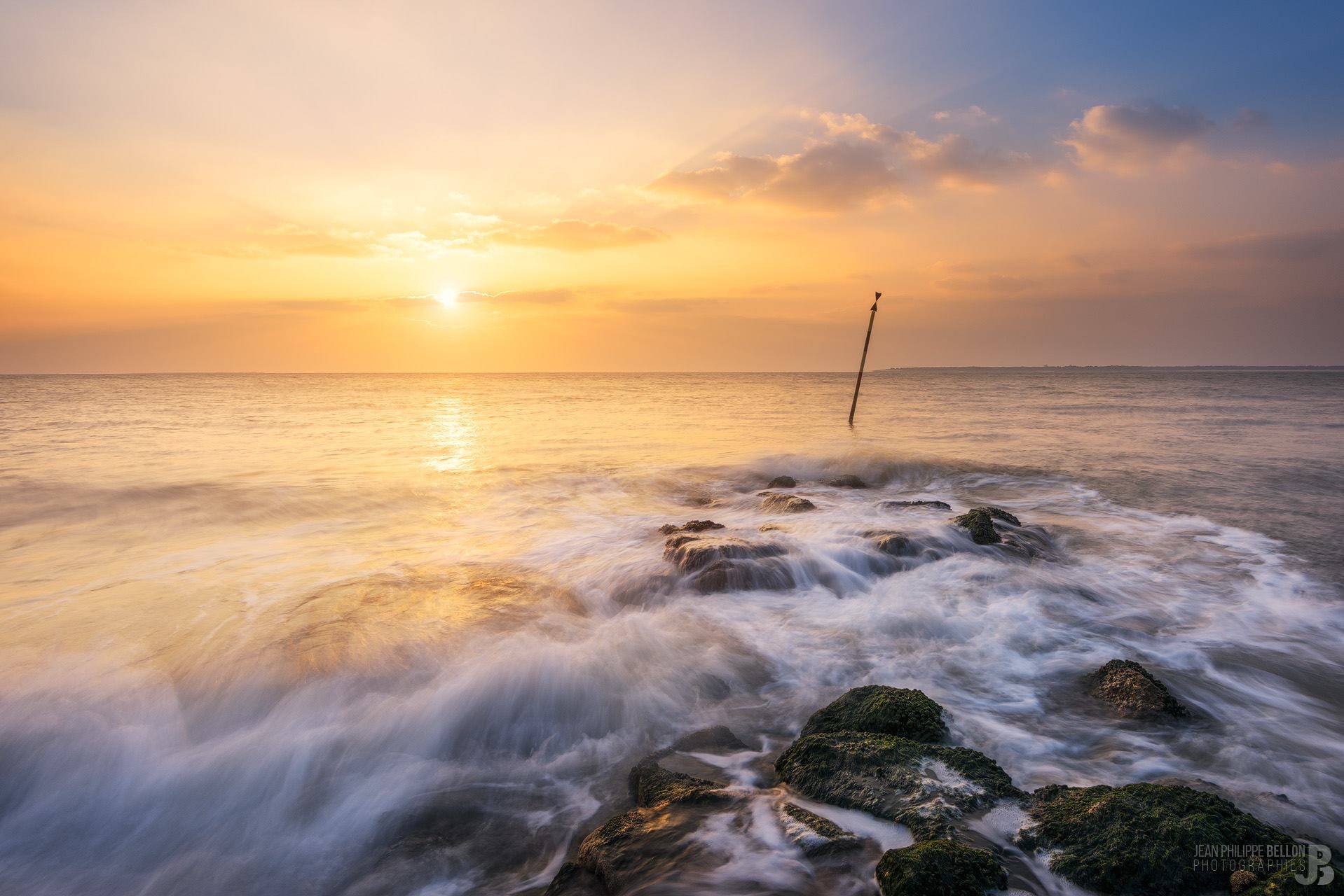 Filet de vague sur les rochers du Pyla au coucher du soleil