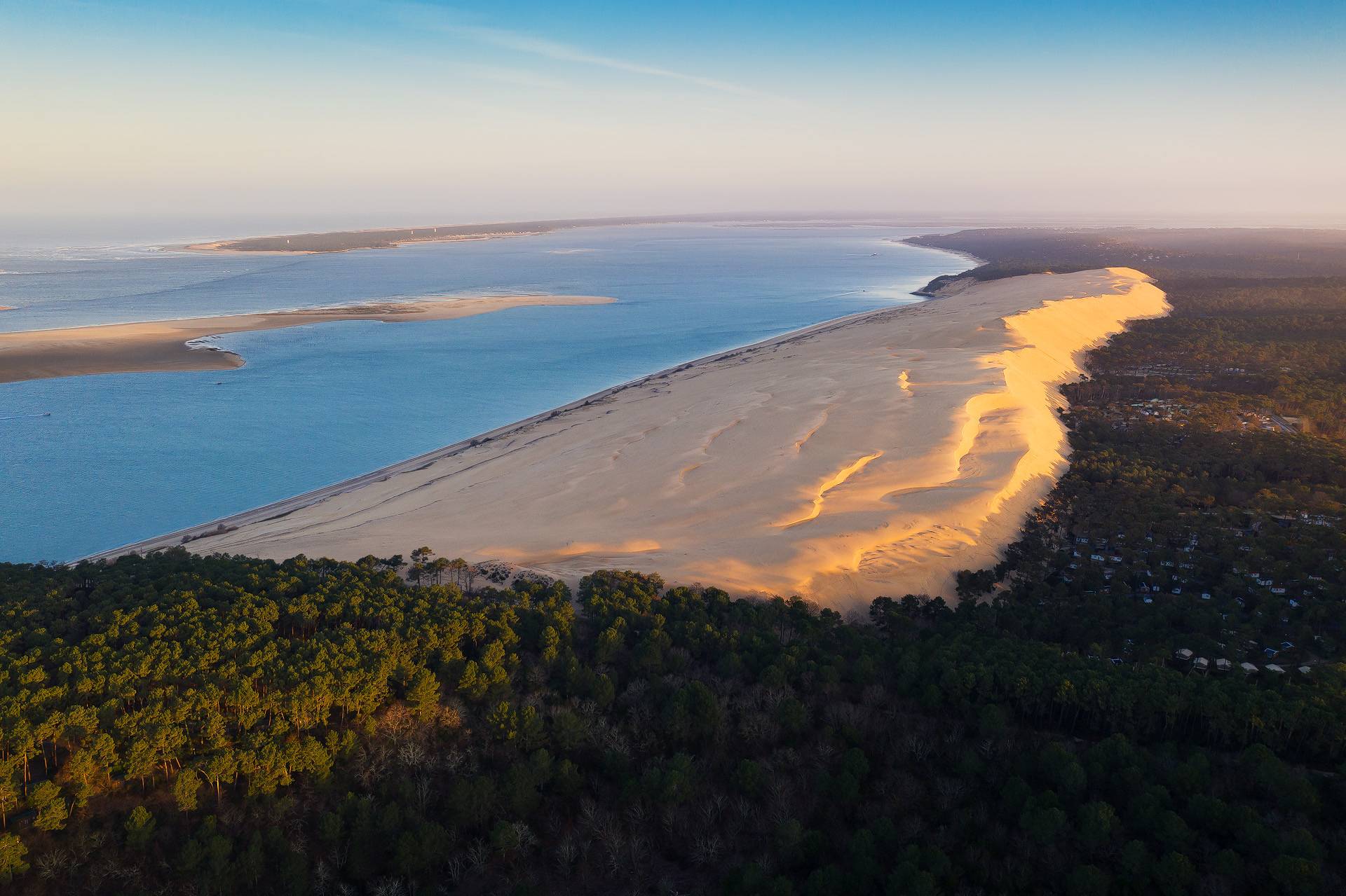 Photo aérienne du lever du soleil sur la Dune du Pilat