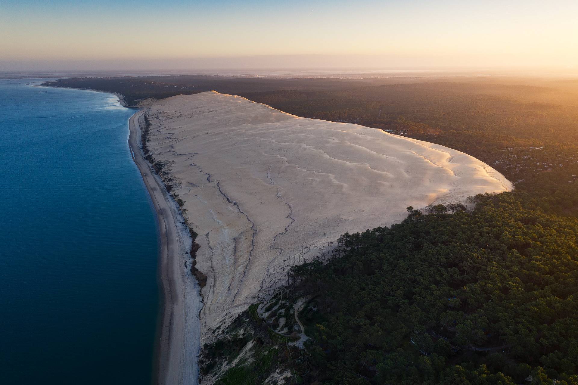 Lever de soleil sur la Dune du Pilat capté en avion au dessus du Banc d'Arguin