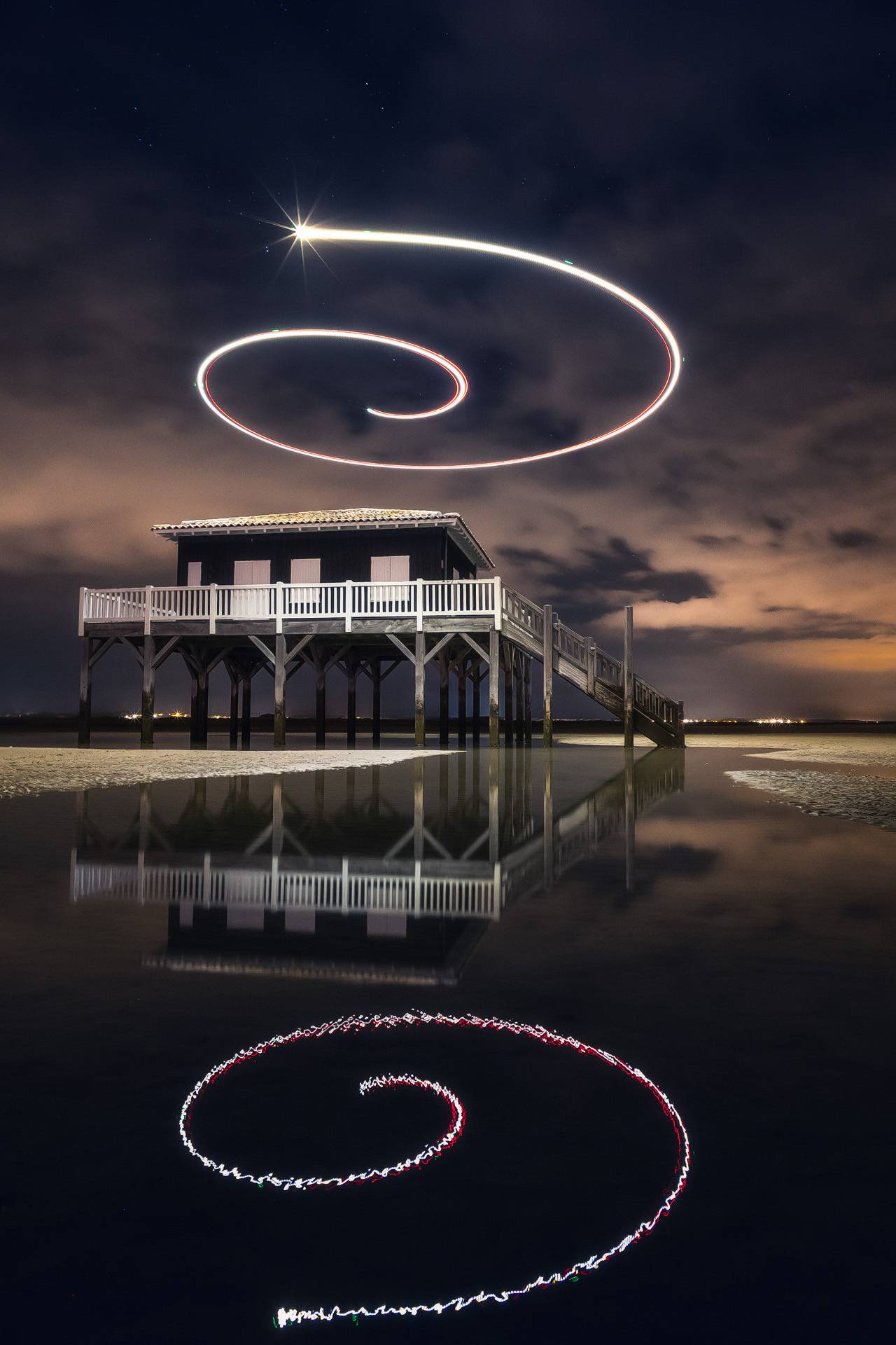 Photo d'un tourbillon réalisé en lightpainting avec un drone au dessus d'une cabane tchanquée