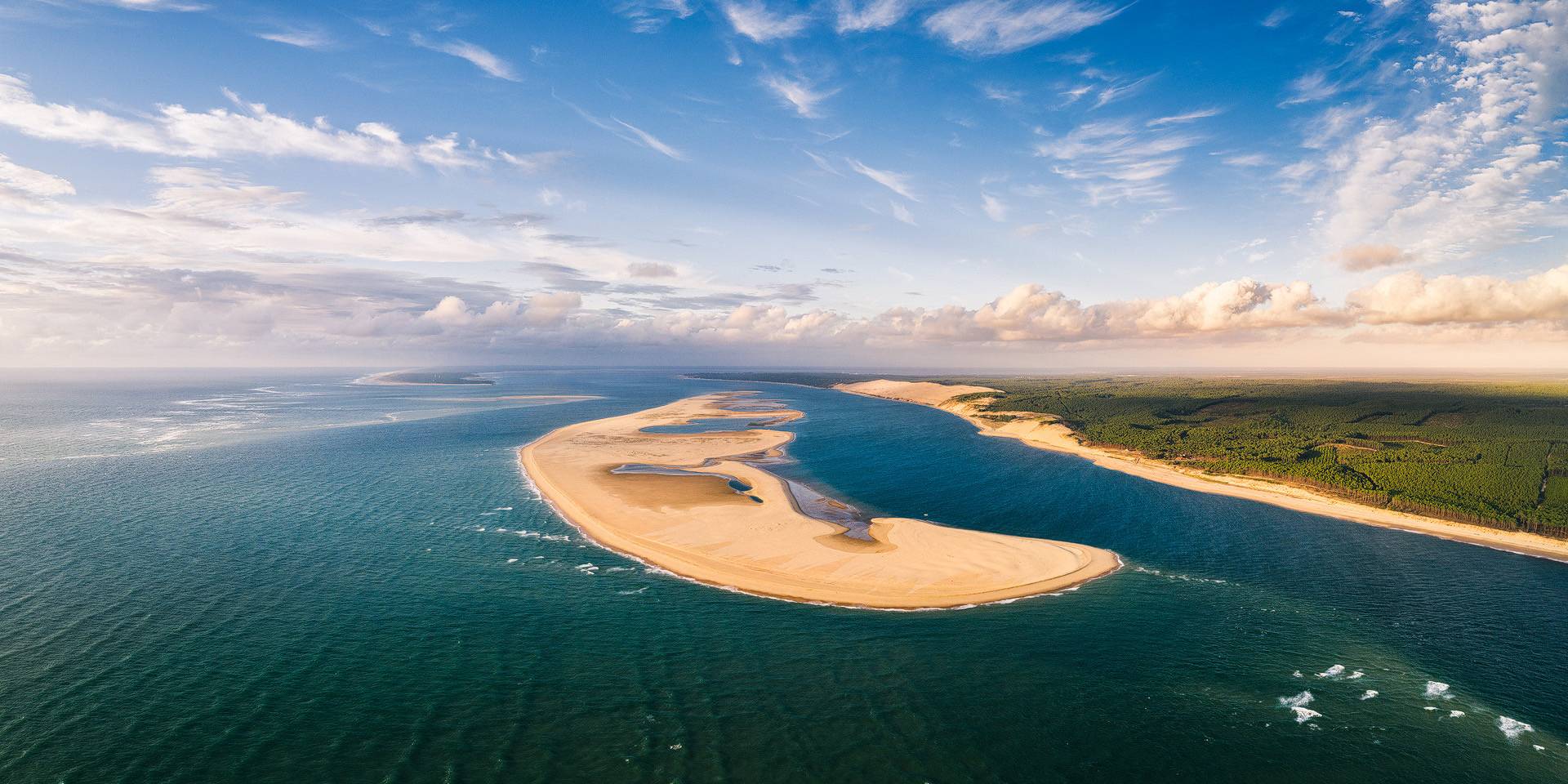 Panorama aérien sur l'entrée du Bassin d'Arcachon avec le Banc d'Arguin et la Dune du Pilat