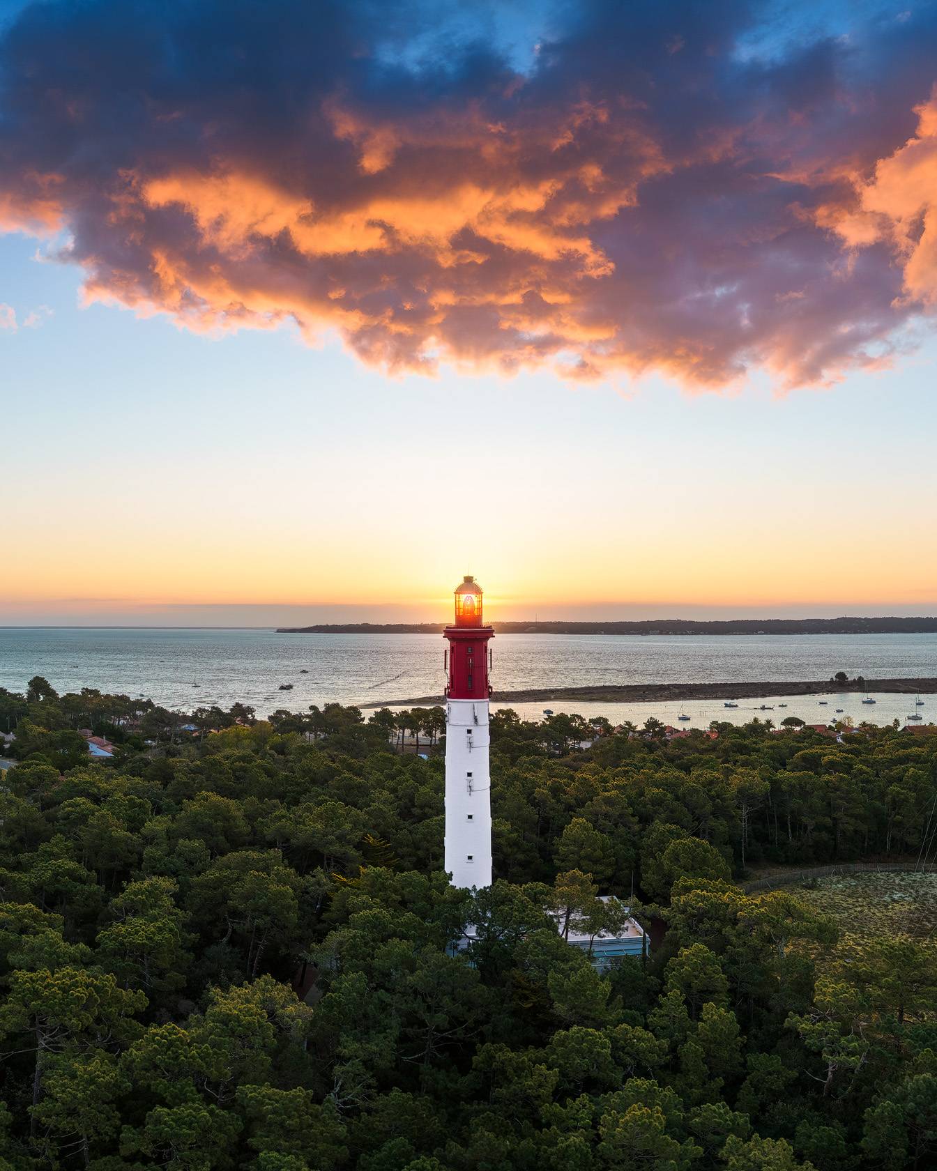 Photo du lever du soleil au travers de la lentille du Phare du Cap Ferret