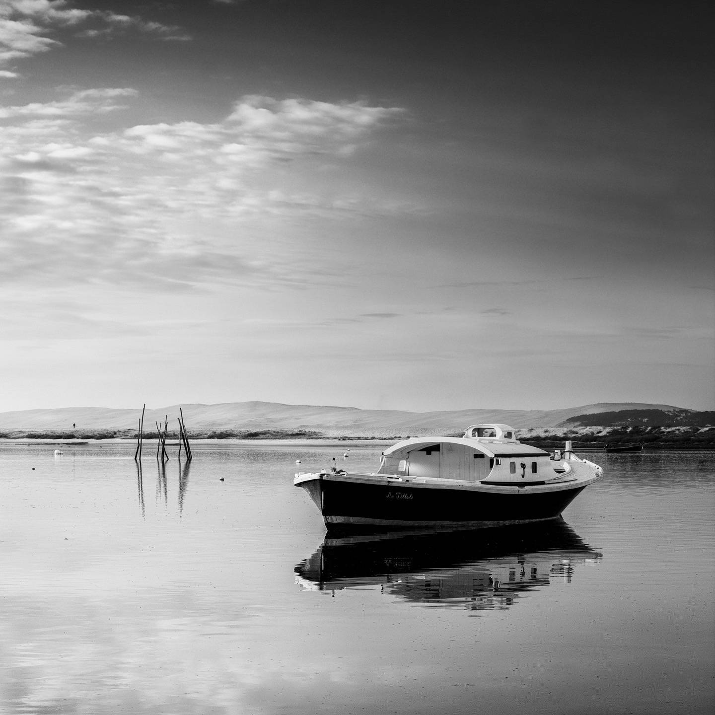 Photo d'une pinasse sur la conche du Mimbeau au Cap Ferret en noir et blanc