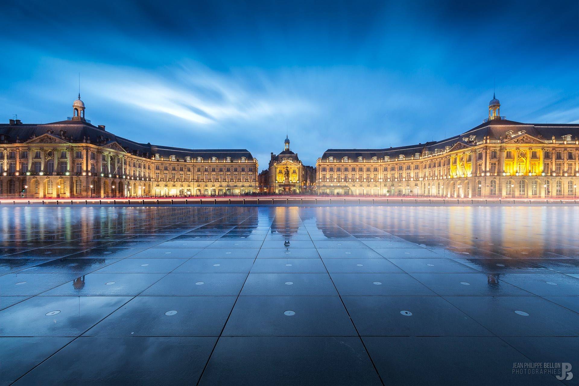 Miroir d'eau de la place de la bourse en pose longue