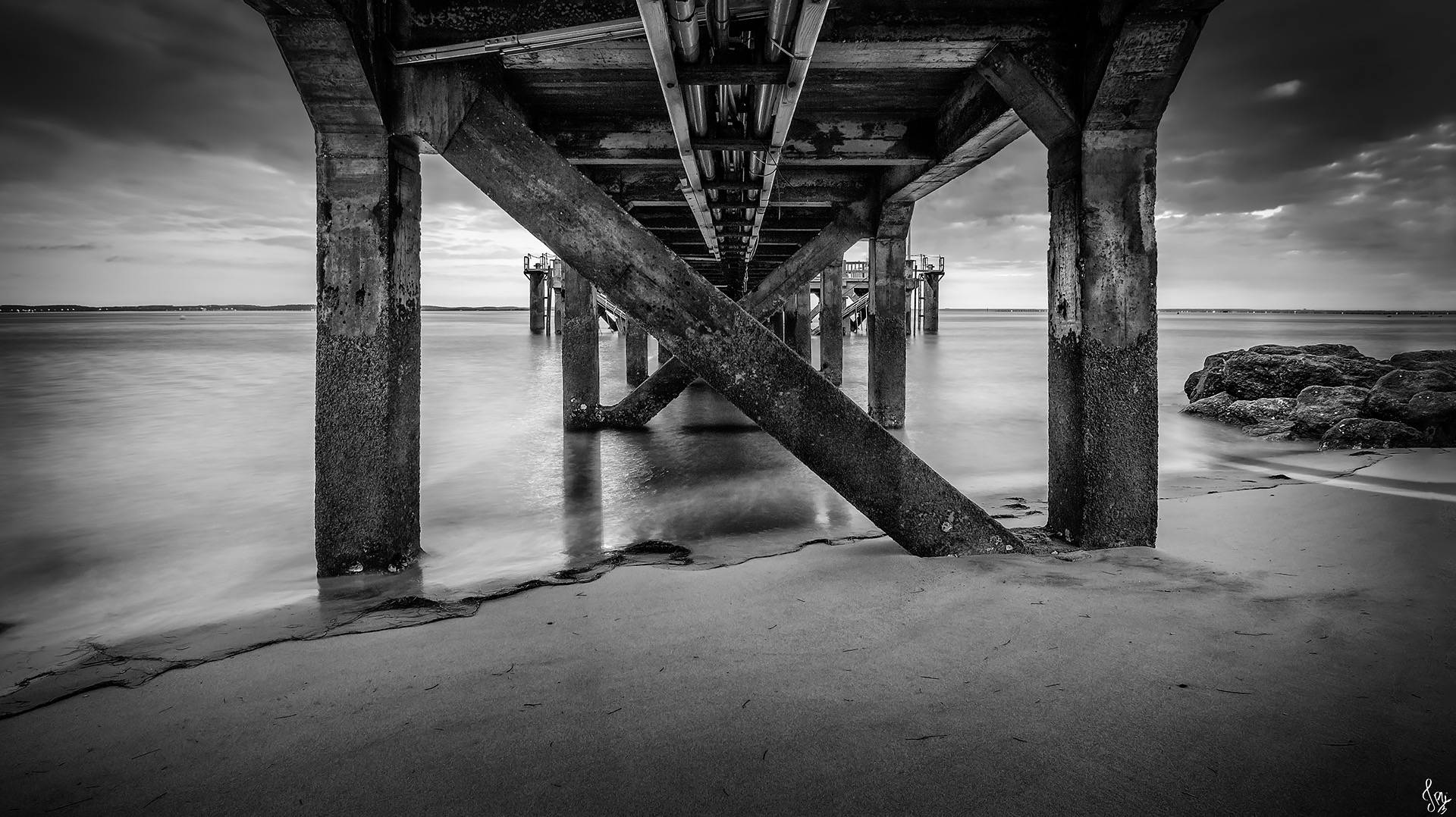 Dessous la jetée d'Eyrac en noir et blanc