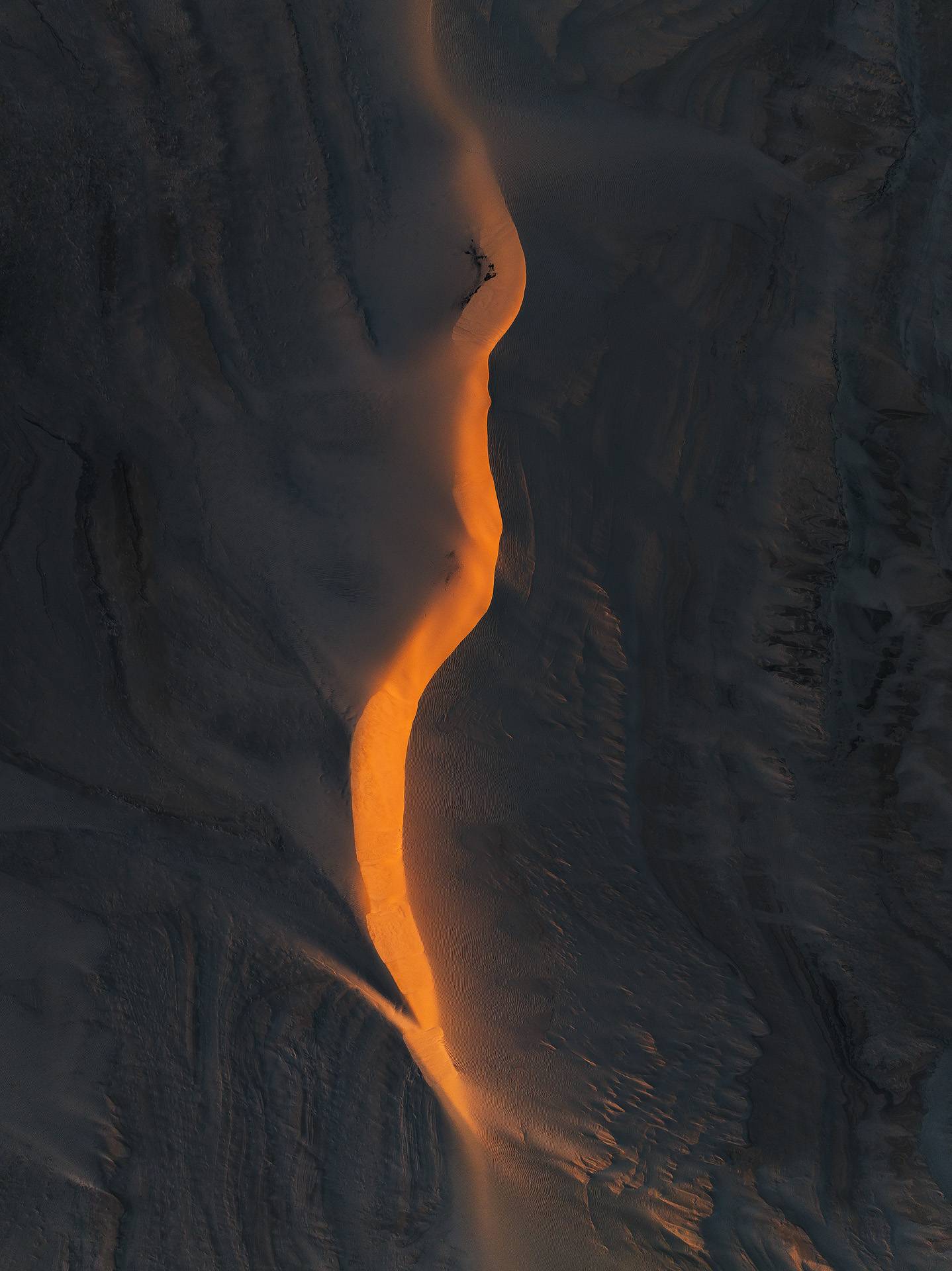 Photo aérienne de la texture de la Dune du Pilat éclairée par les premiers rayons du soleil