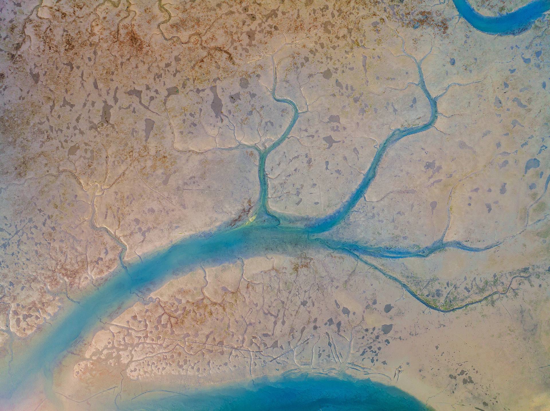 Photo aérienne de la texture d'un estey au lever du soleil