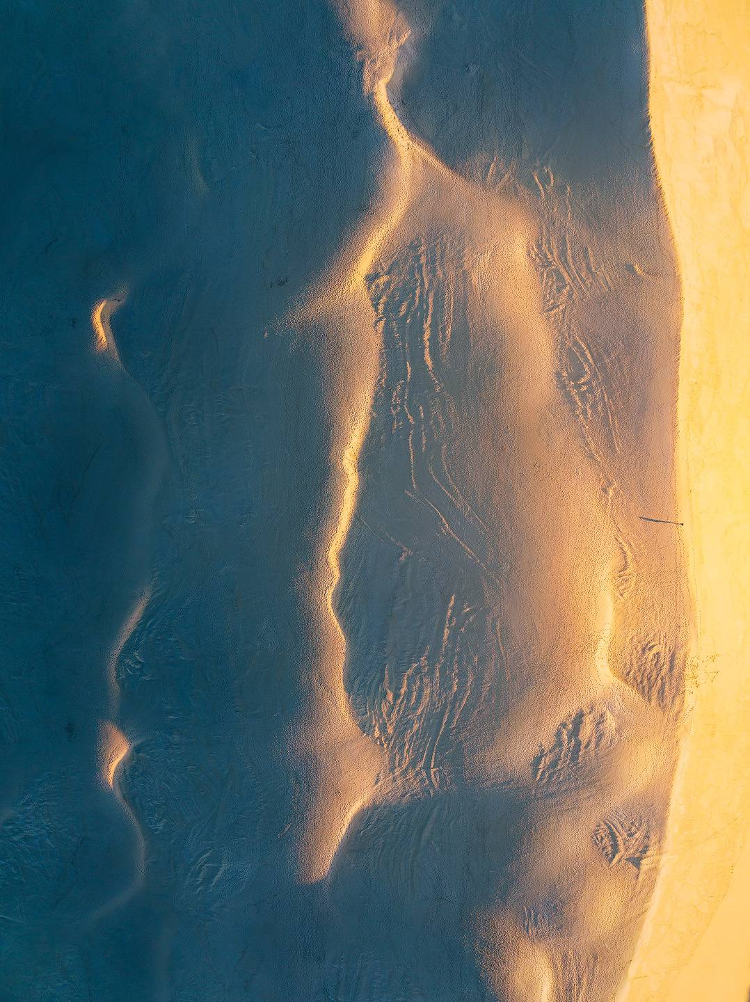 Photo à la verticale de la Dune du Pilat avec un passant