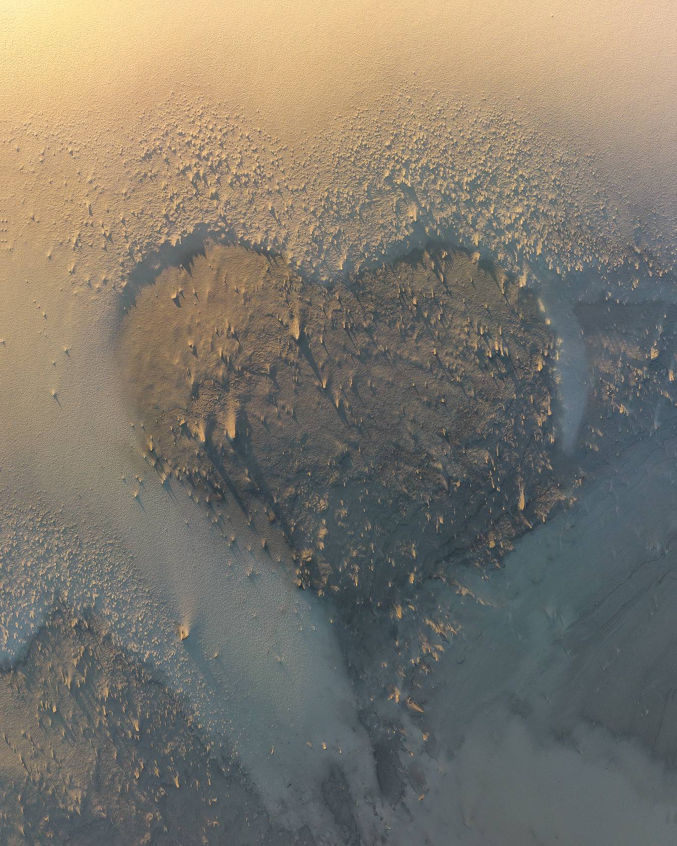 Photographie d'une trace de vent en forme de coeur sur la Dune du Pilat