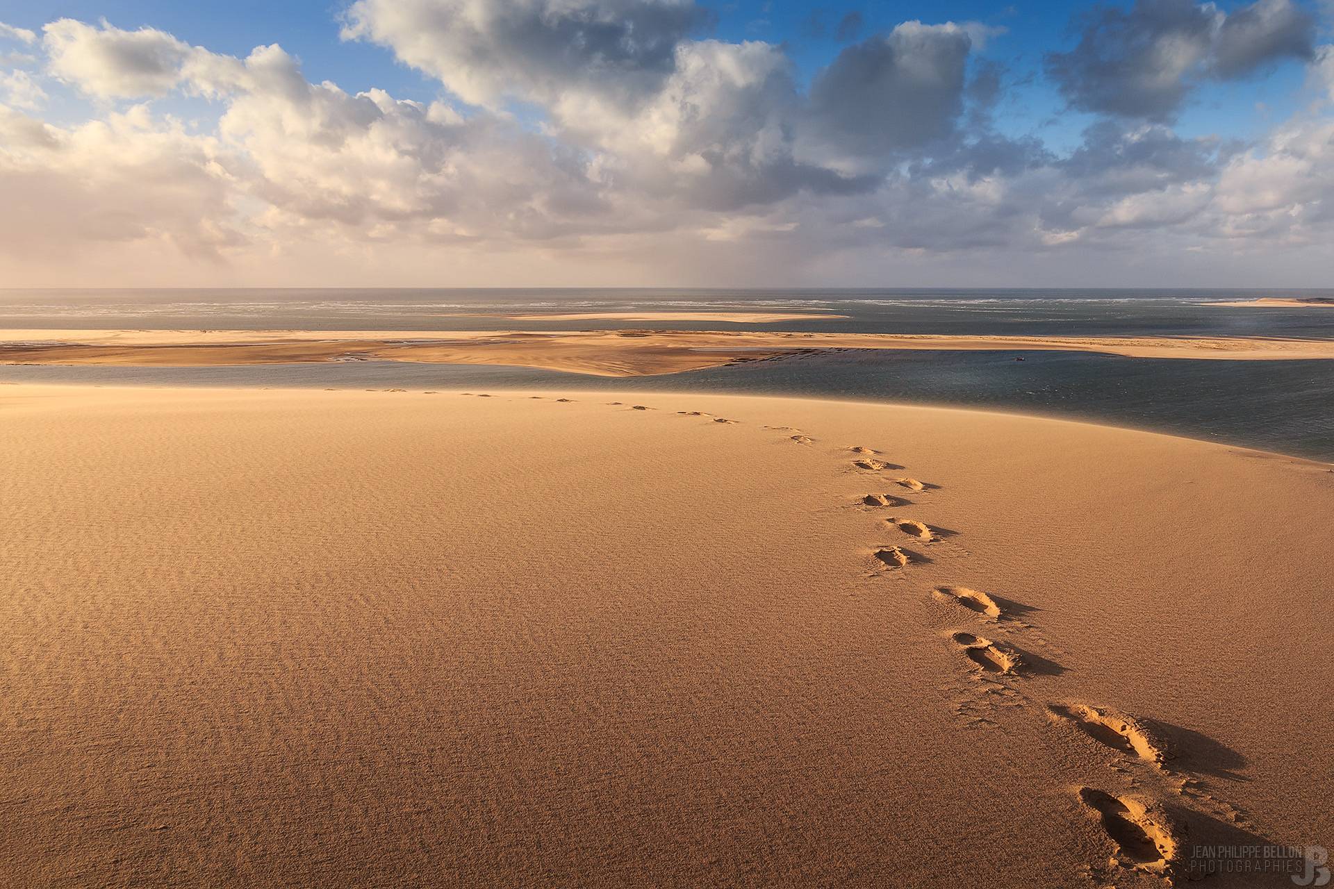 Traces de pas sur la Dune du Pilat avec le banc d'Arguin en fond