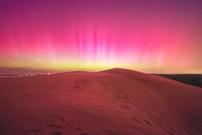 Photo : Les aurores boréales inondent le ciel au dessus de la Dune du Pilat