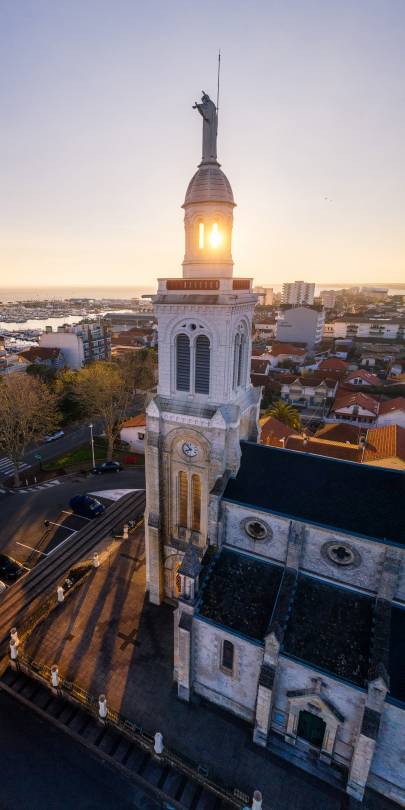 Photo de Arcachon - Lumière divine sur le Sacré Coeur