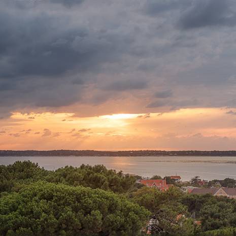 Panorama depuis l'observatoire Sainte Cécile montrant la baslique Notre Dame d'Arcachon, les parcs ostréicoles et le Cap Ferret