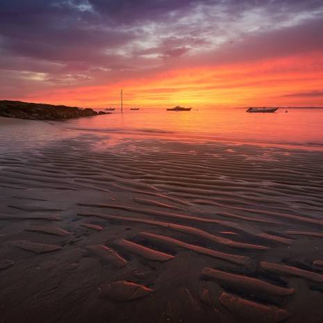 Quand l'océan se retire, il laisse ses traces sur la plage