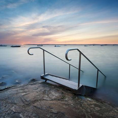 L'escalier en inox depuis la digue à marée haute