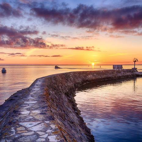 Lever de soleil sur la digue à l'entrée du Port de plaisance d'Arcachon