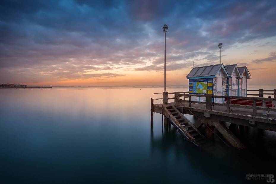 Coucher de soleil sur la jetée d'Eyrac en pose longue, la jetée Thiers au fond à gauche.