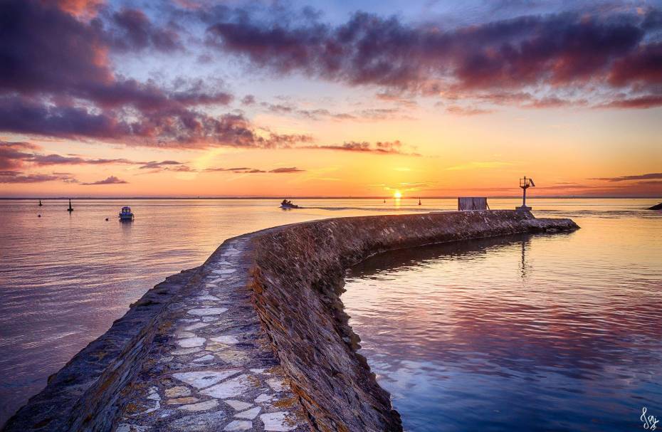 Lever de soleil sur la digue à l'entrée du Port de plaisance d'Arcachon